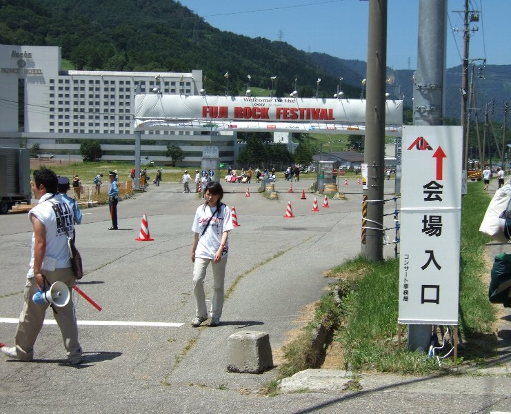 前夜祭開場時間20分後の三国交差点付近。会場に近い駐車券が取れなかった場合、ほとんどの人がこのあたりを歩いて通過します。