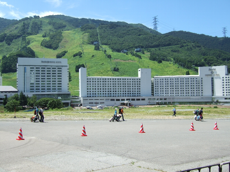 苗場プリンスホテル全景。
