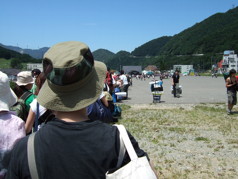 行列を知らずに一度緑のテント（リストバンド交換所）を目指して荷物を運んだあげく、行列に並ばなければいけないことが分かってUターンしてくる人もいます。