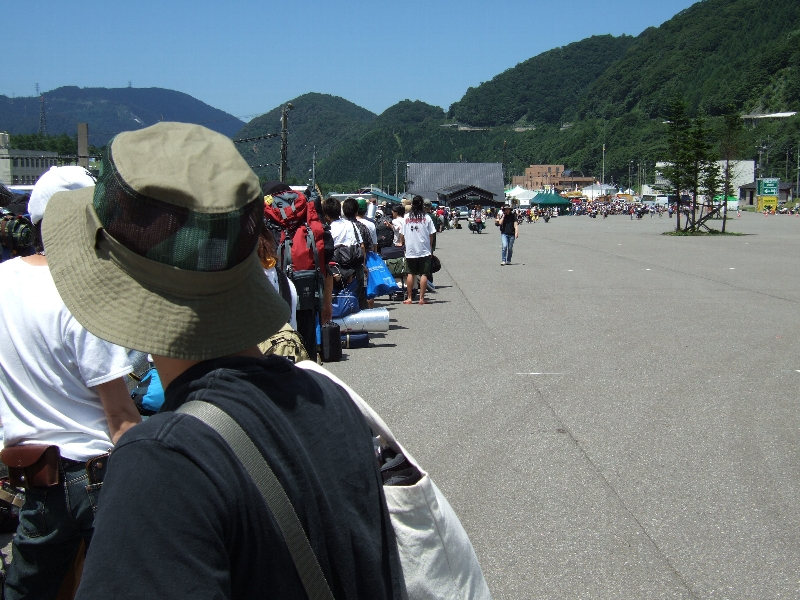 緑のテントがリストバンド交換所。約30分から1時間かかります。その間、炎天下に並んだままです。事前にリストバンドが郵送されていても、キャンプサイトを利用するならば、キャンプサイトのリストバンドのために並ばなければなりません（05年の場合）。