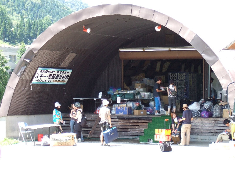 事前に宅配便や郵便で荷物を送った人が現地で受け取る場所。どの業者を使っても同じ場所です。