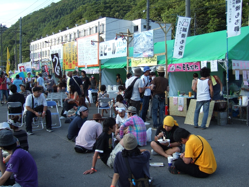 一連の施設の向かい側は飲食店が並んでいます。