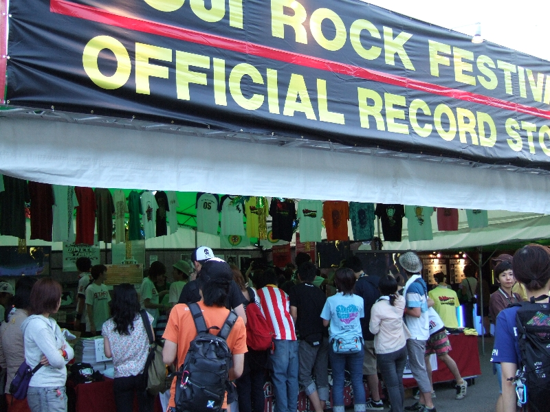 スキーハウスの隣は04年と同様のオフィシャル・グッズ売り場があり、その隣にフジロックフェスティバル公式レコード店の岩盤の売り場があります。