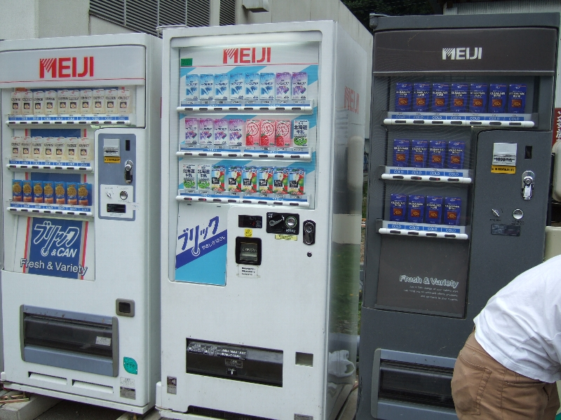 紙パックは会場内にはなく、場外のみです。