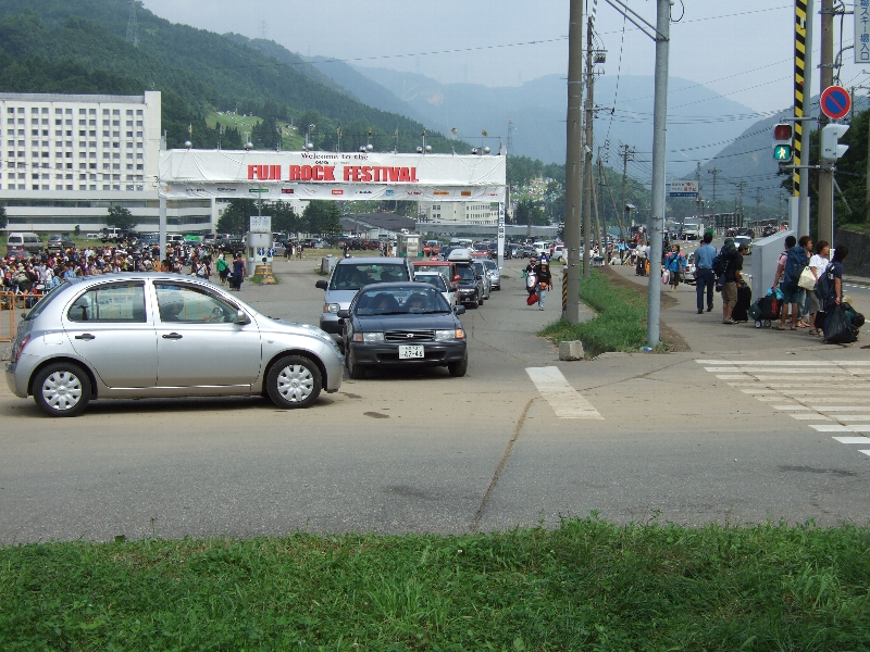 場外1の駐車場に車を止めた人は三国交差点から出ます。