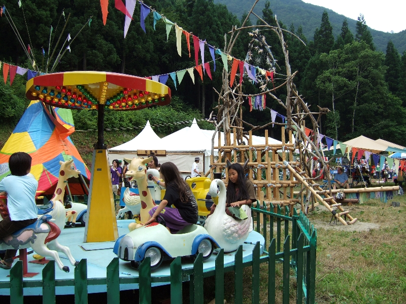 小型の遊具、プールがあります。