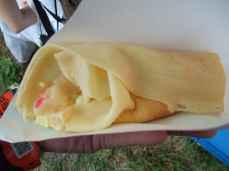 生地はその場で焼いています。トロピカルフルーツ・カスタード。