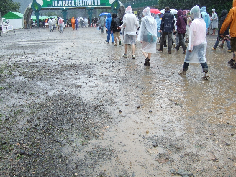 05年は03年以上の雨天でした。03年は最終日に梅雨明けし、晴天になりましたが、05年は3日とも雨が降りました。また、3日とも朝は晴天でした。標高1000メートルのフジロックフェスティバルでは、朝、どんなに晴れていても会場内に雨具を持参することが必須です。2日目、午後1時49分、入場ゲート前。