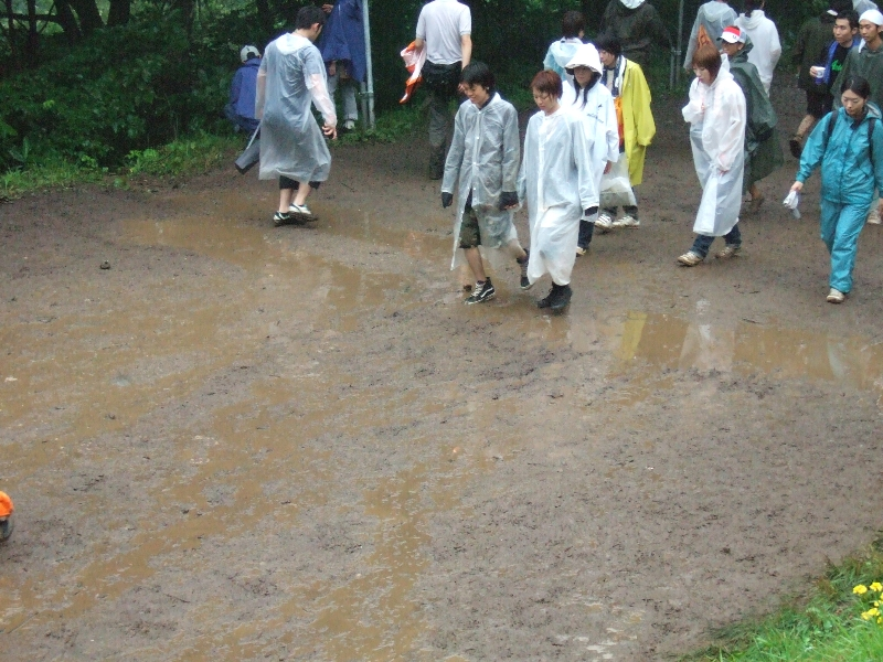 山間地で開催しているため、ほとんどの場所に傾斜がかかっています。したがって、傾斜に沿って水が流れ、左上の浅貝川に流れていきます。