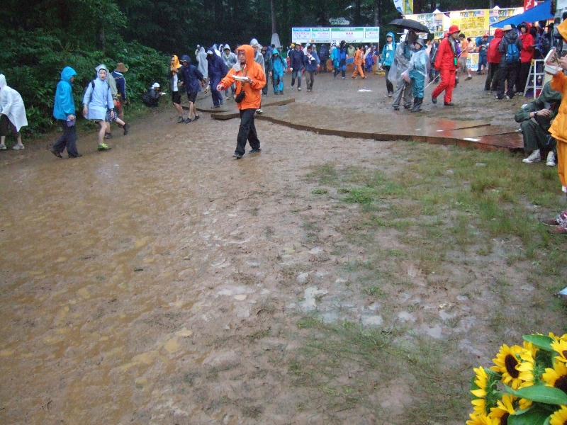 アバロン・フィールド。ここは地盤が緩いのではじめから板を準備しており、雨が降れば敷かれます。普段は隅に積み上げてあります。