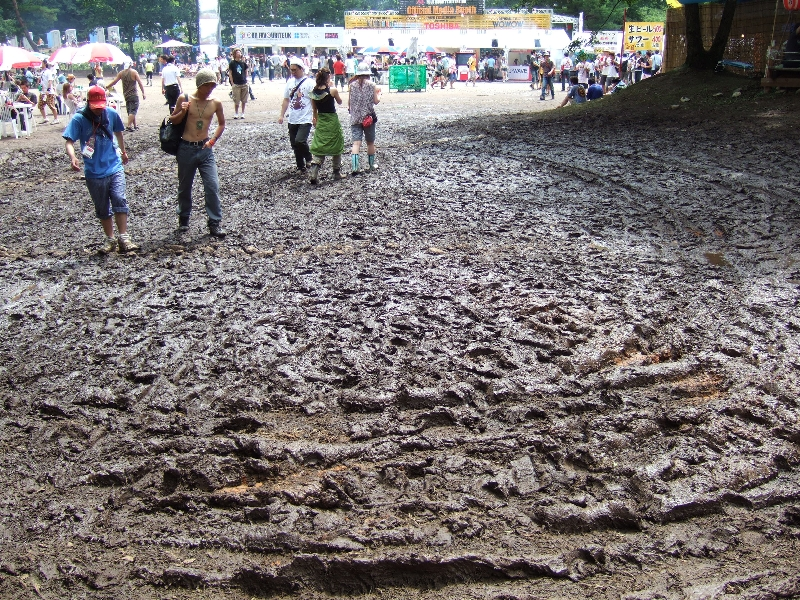 3日目朝、オアシスのワールド・レストラン前。泥は軟らかいので歩けば靴が埋まります。