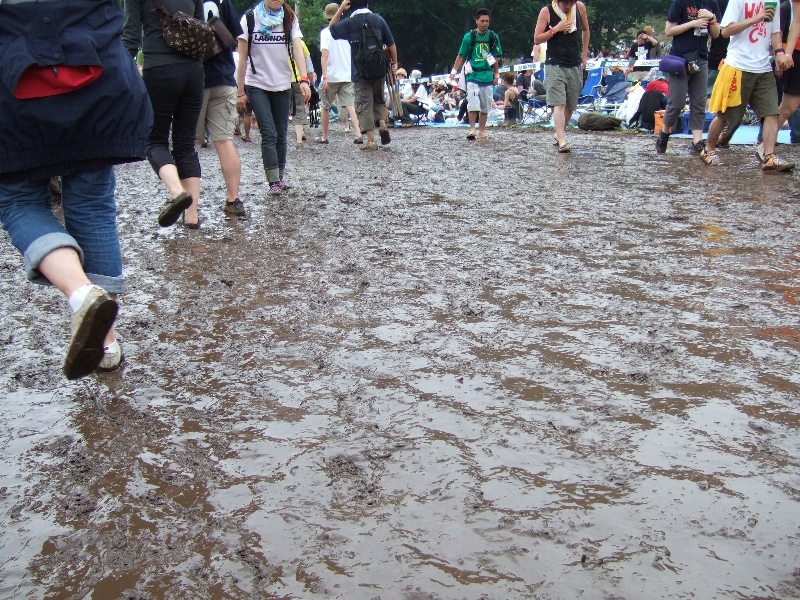 グリーン・ステージの通路。雨が降らなくても人の重みで水分が地表に露出し、結局泥道になります。