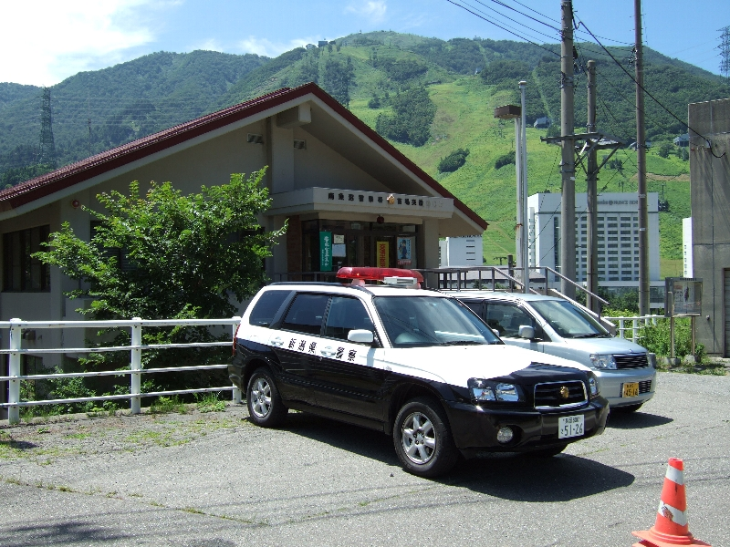 フジロックフェスティバル期間中はパトカーが苗場旅館街を巡回し、路上駐車しないように広報しています。
