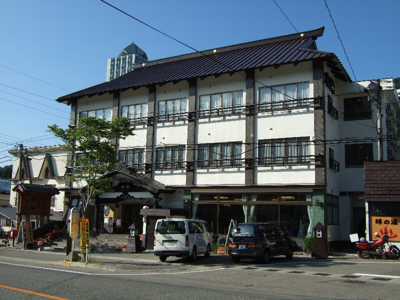 宿屋本陣。駐車場が200台分あり、24時間の露天風呂があります。本陣に宿泊していなくても入ることができます。