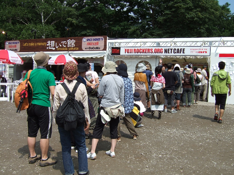 総合案内所の隣は伝言貼り付けスペース、その隣がネット・カフェになっています。行列になることはあまりありません。利用時間は20分までです。