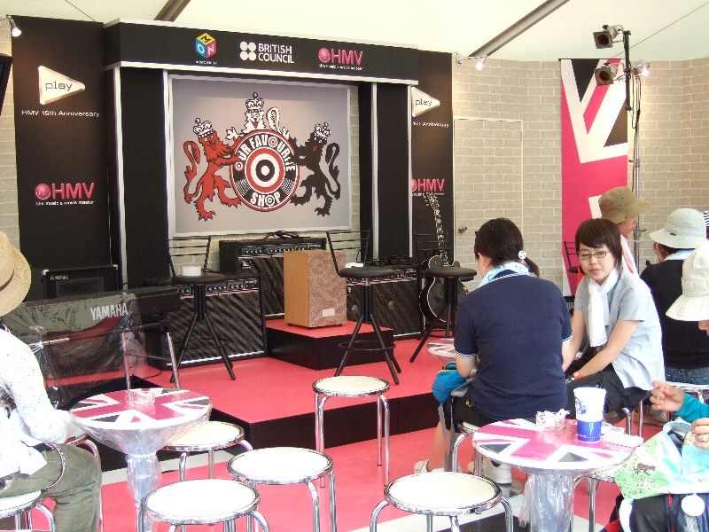 イギリスのレコード店であるHMVが協力。04年は新人ロック・アーティストを紹介する冊子を無料で配っていました。