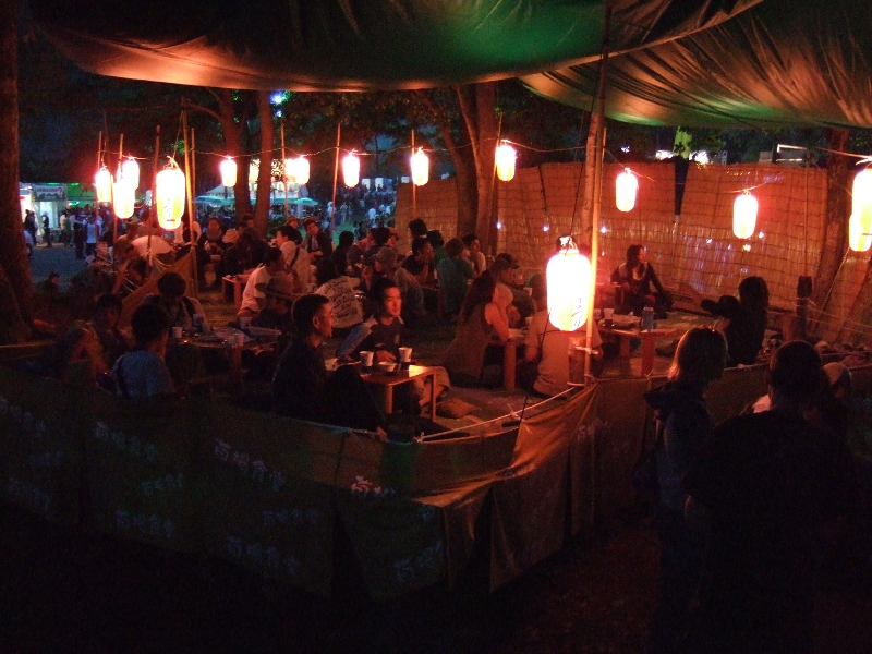 夜の苗場食堂。ここでライブも行われます。