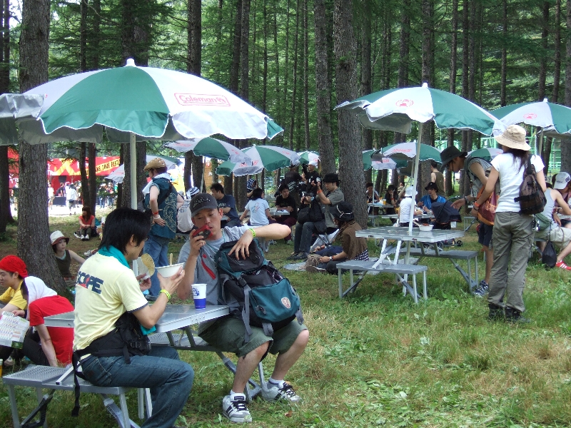 レッドマーキー側の店をなくして机といすを置き、客の利便性を高めました。