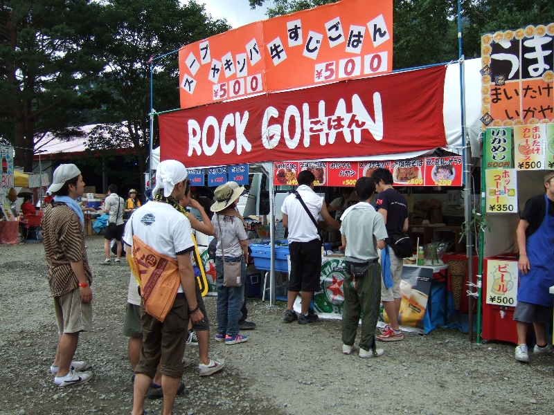 レッドマーキーの入り口にある店。「ROCKごはん」は値段も690円。