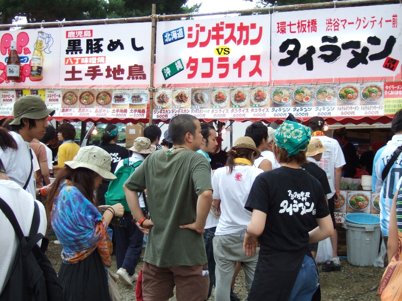 インド料理屋の隣にタイラーメン屋。タイラーメン屋から左のパパ・クレープまでは同じ店です。いろいろやっています。