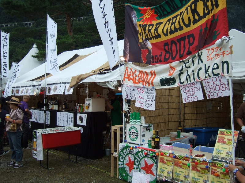 ジャマイカ料理店。隣がカレー、うどん、たこやきといろいろやっている店。