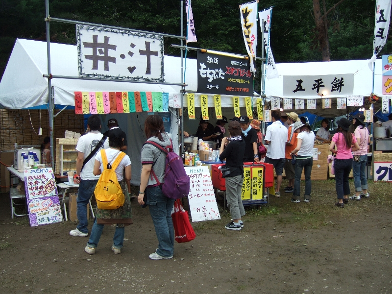 新潟関係の店が多く、主催者側の支援のひとつと考えられます。