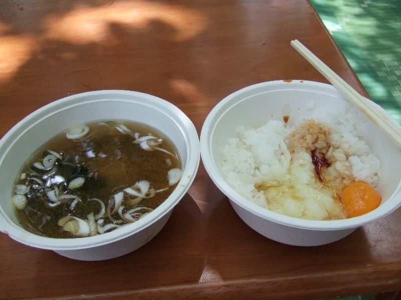苗場食堂。白米、生卵、みそ汁。朝食に適したメニューです。苗場食堂に限らず、飲食店の容器はすべて紙容器で統一規格です。