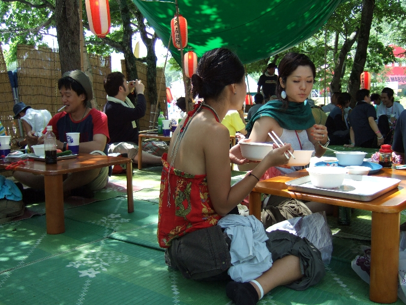 苗場食堂。靴を脱いで座敷で食べます。