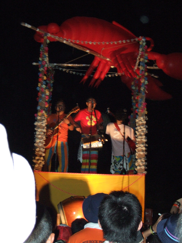 レッドマーキーの前夜祭ステージと同時進行で、やぐらでもライブが行われます。ポカスカジャンがテレビ、ラジオで放映不可能な曲をやっていました。