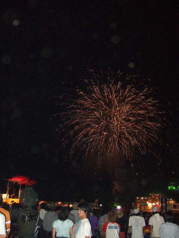 前夜祭の午後8時に花火が上がります。