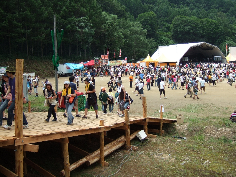 オレンジ・コート入り口。仮の木道の幅が拡大されました。