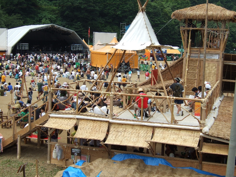 やぐら側から見たオレンジ・コート。ステージの横にある白い面はオール・ナイト・フジで映像を映写するために設置されています。