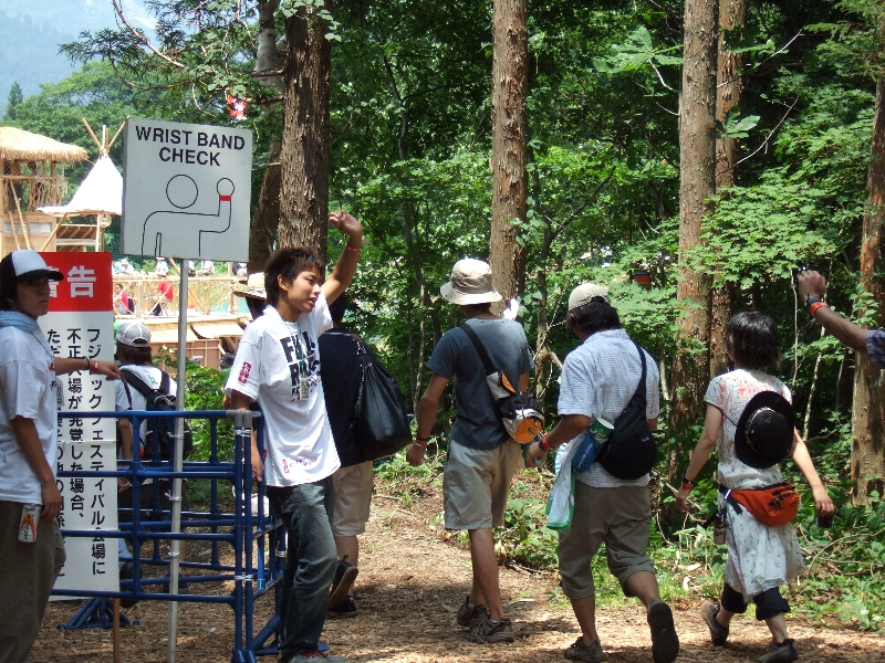 オレンジ・コートとフィールド・オブ・ヘブンの間にあるリストバンド・チェック。