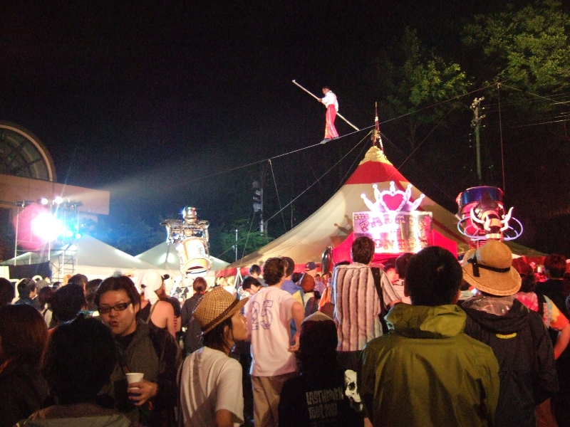 夜は毎年ショーやサーカスをやっています。05年は綱渡りをやっていました。