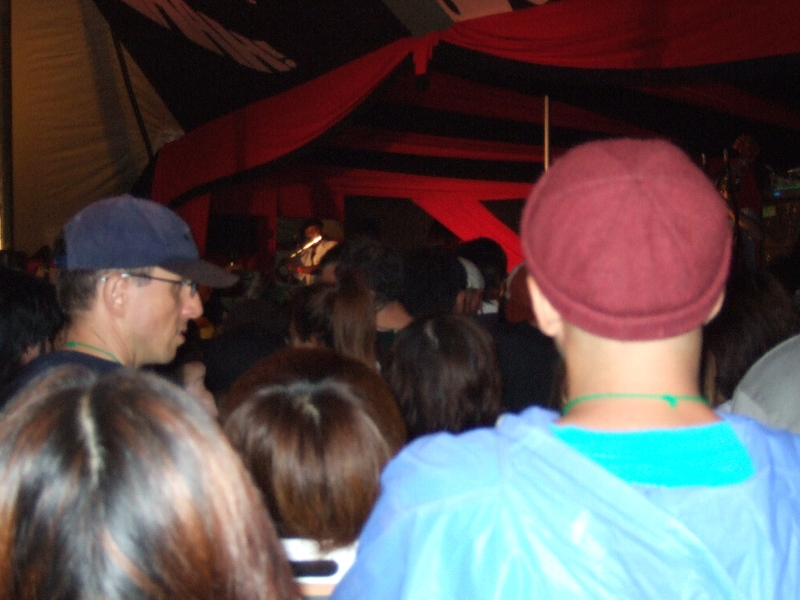 テントの中で南米音楽らしき音楽をやっていました。