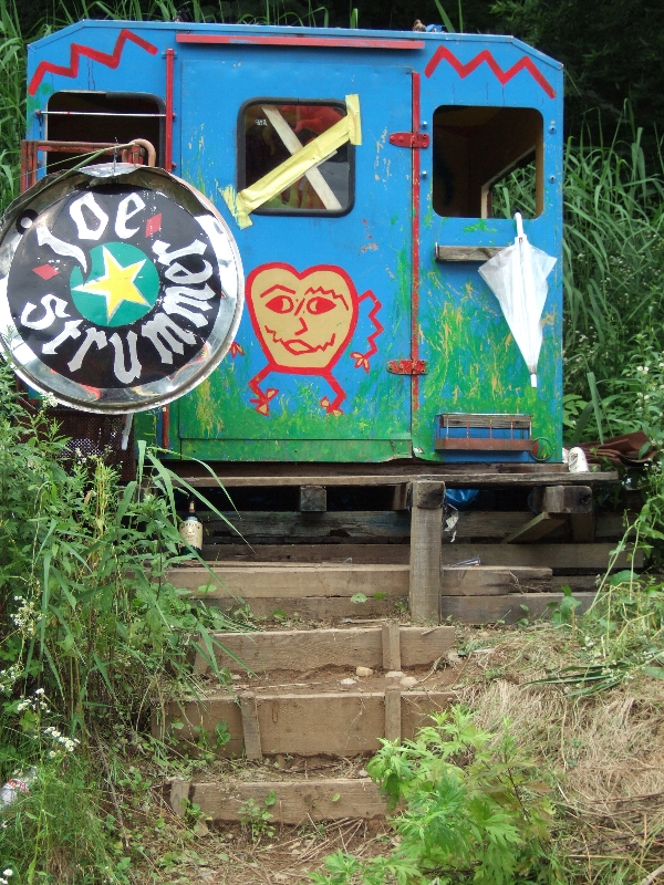 誰にも目につかないようなところにクラッシュのジョー・ストラマー小屋があります。