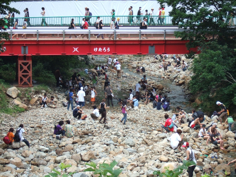 グリーン・ステージとオアシスを結ぶ仮設橋の下は浅貝川です。右側がグリーン・ステージ、左側がオアシス。手前から奥に流れていきます。