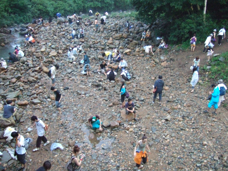 橋の上から。右上がオアシスと河川敷を結ぶ坂道。