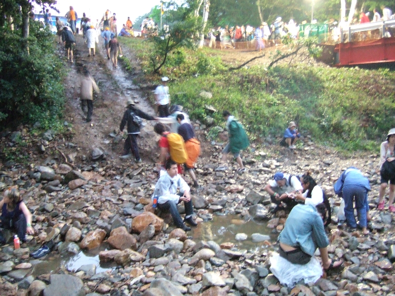 坂道は車や重機が通ったと思われる轍ができています。