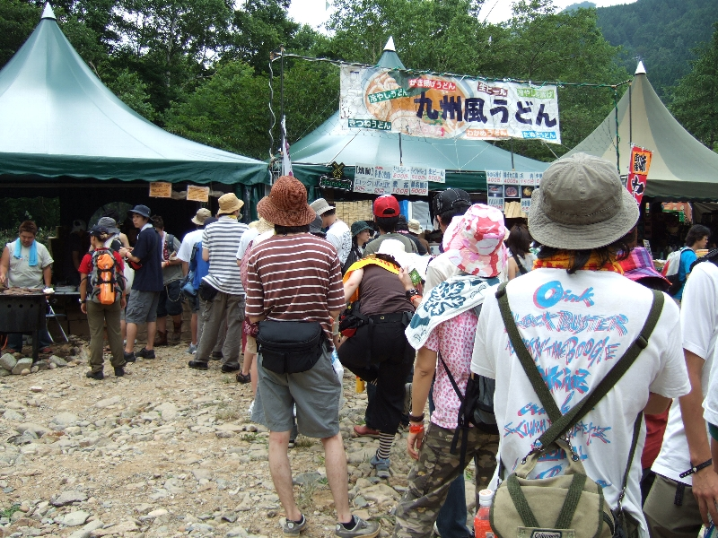 うどん店の隣が天国バーガーの店。 