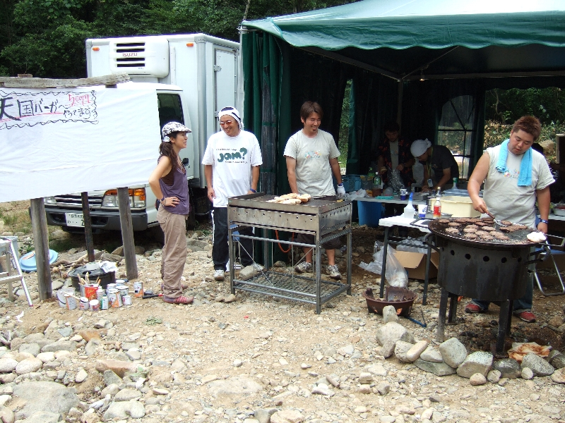 テントの中で調理するより外で調理した方が、メニューによっては売れるようです。