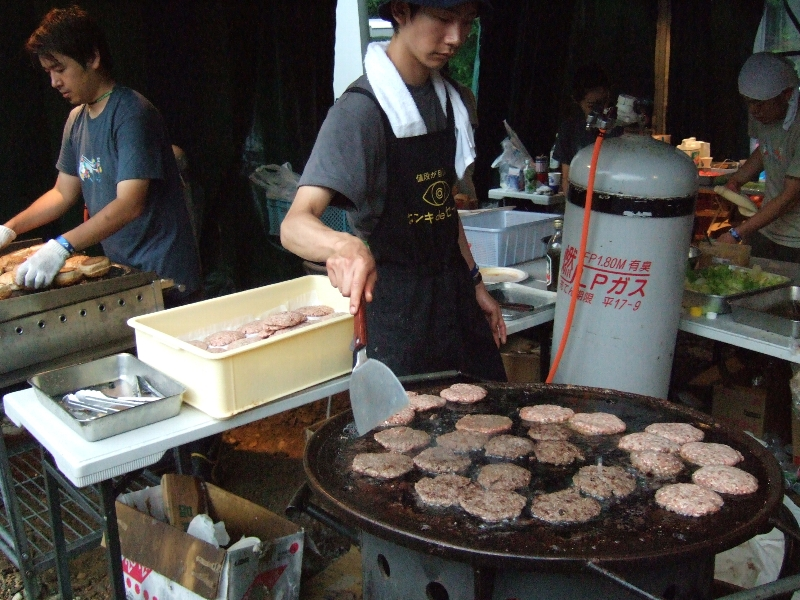 天国バーガーとチーズバーガーがありますが、チーズバーガーが先に売り切れます。