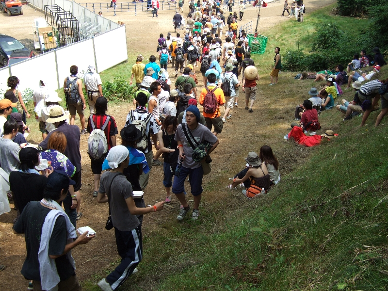 右側の草地は休憩所のようになっています。