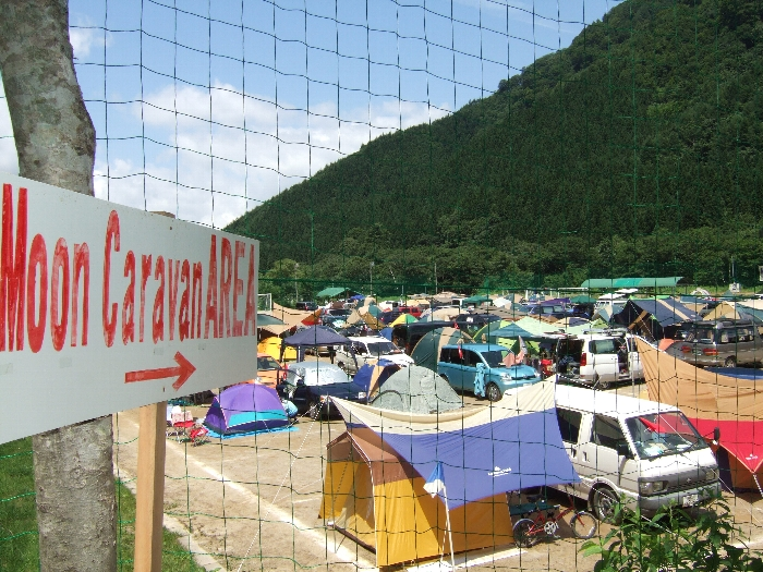 オート・キャンプ場。車一台分の横にテントのスペースが割り当てられているようです。