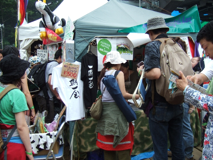 Tシャツまで売っています。