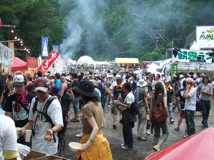 アバロン・フィールドの食事どころ。毎年よく似た店が出店しています。 