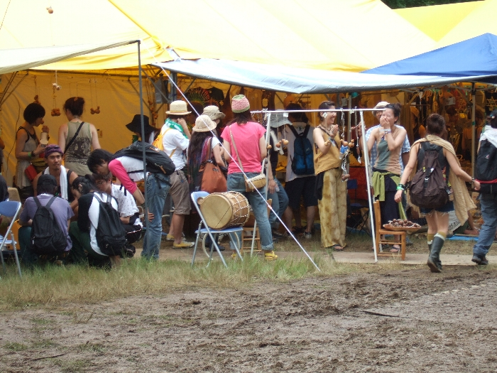 民族楽器や自然素材の衣類などを販売する店。