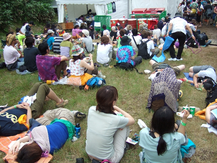 オーガニック・ビレッジを上っていくと芝生の休憩所。 