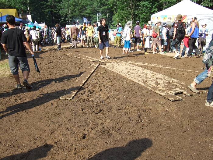 雨で地盤が緩んだときのために板を置いてあります。