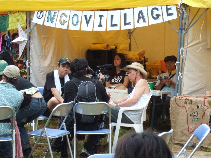 ずっと映像収録されながらNGOビレッジで話す日高氏。撮影しているのはスペース・シャワーTVの人だと思われます。